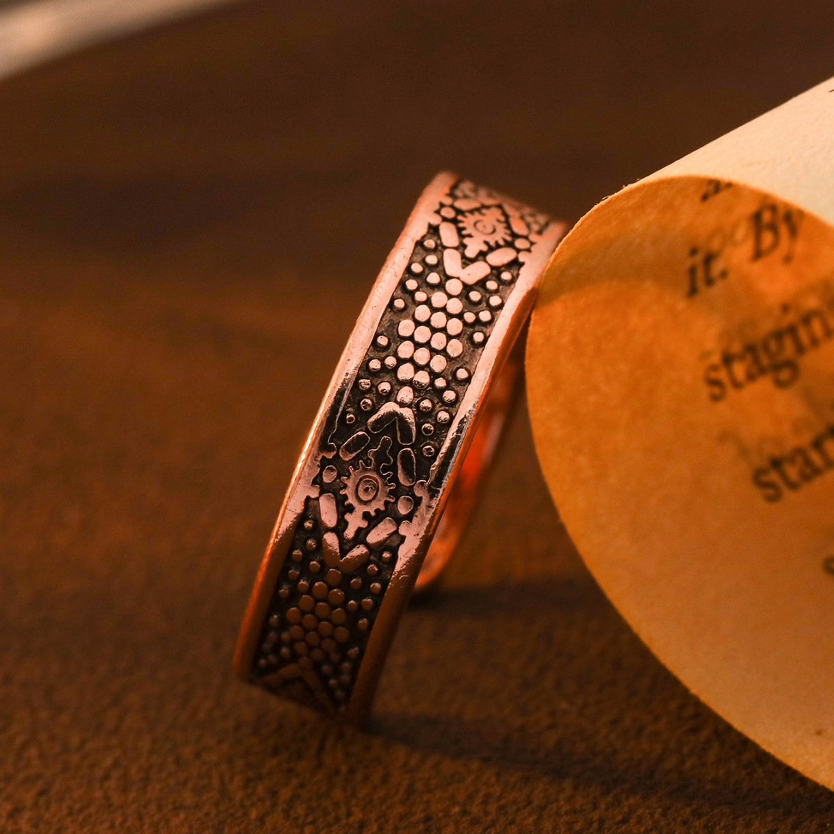 Anillo Abierto Magnético de Cobre Rojo con Diseño Tallado
