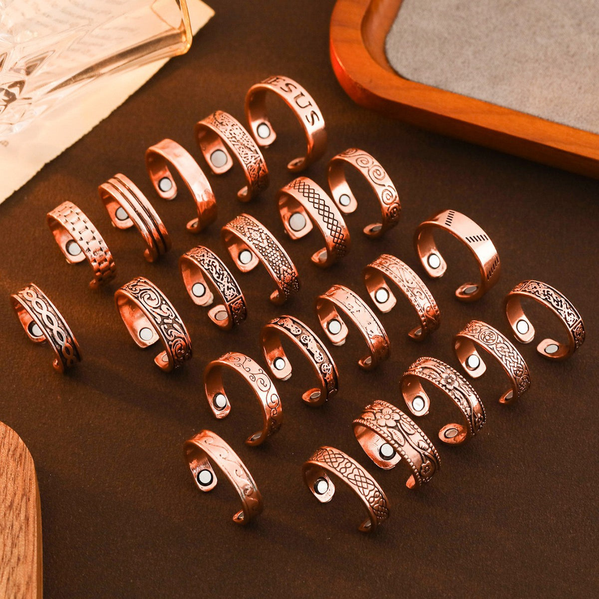 Anillo Abierto Magnético de Cobre Rojo con Diseño Tallado