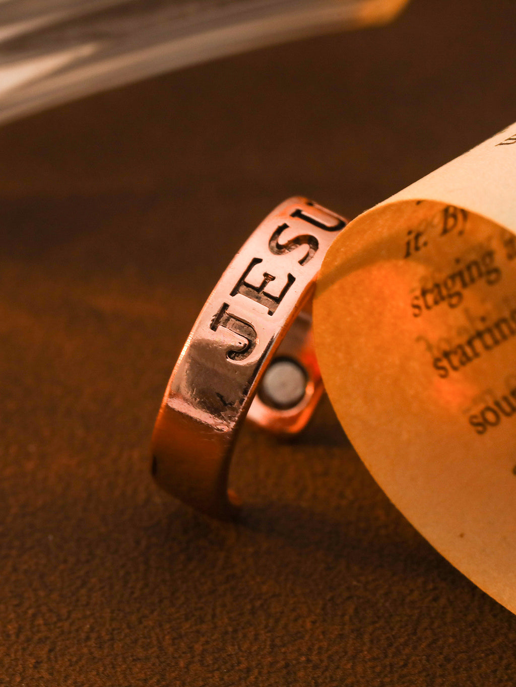 Anillo Abierto Magnético de Cobre Rojo con Diseño Tallado