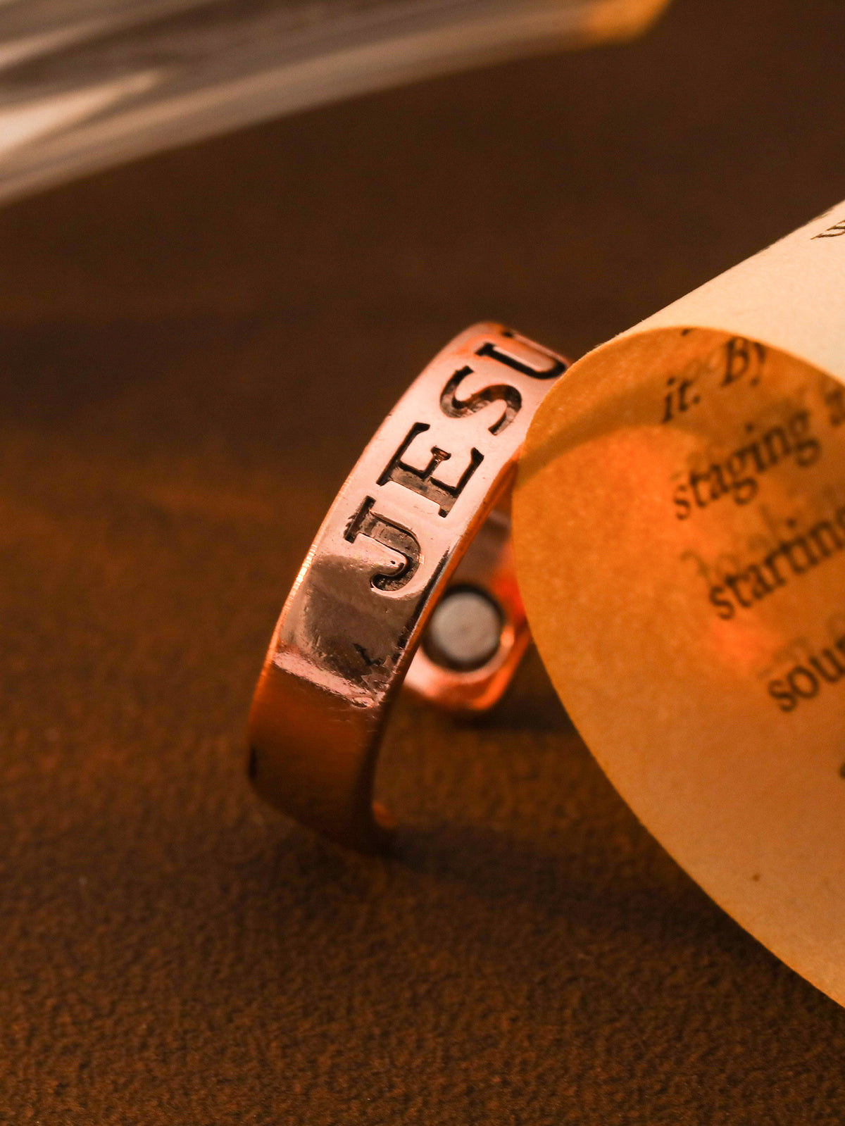 Anillo Abierto Magnético de Cobre Rojo con Diseño Tallado